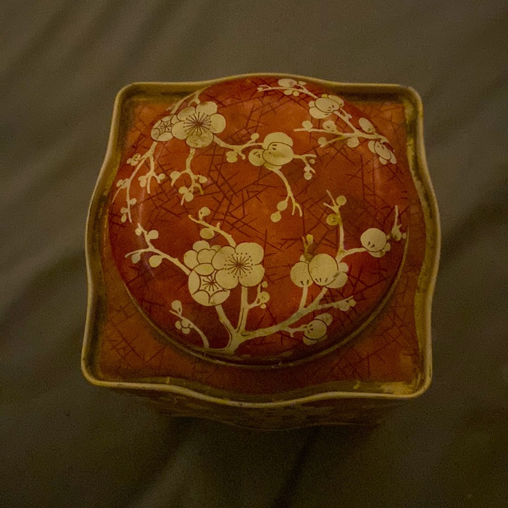 Very rare vintage red floral daher tea tin